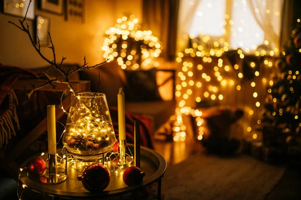 Νέο Έτος Ζεστό Εσωτερικό Σπίτι Χριστουγεννιάτικο Δέντρο Και Γιρλάντες — Φωτογραφία Αρχείου
