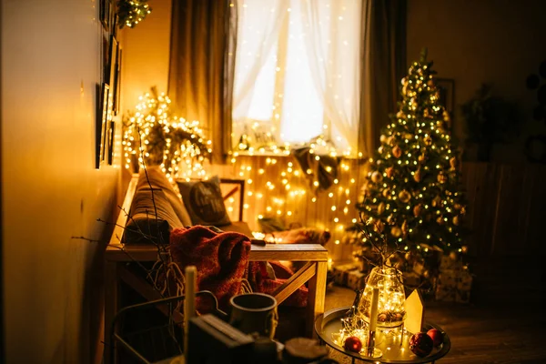Neues Jahr Gemütliche Inneneinrichtung Mit Weihnachtsbaum Und Girlanden — Stockfoto