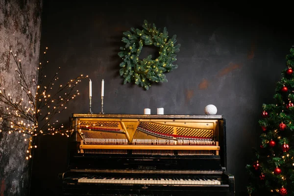 Neues Jahr Gemütliche Inneneinrichtung Mit Weihnachtsbaum Und Girlanden lizenzfreie Stockbilder