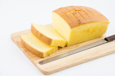 Ahşap plaka üzerine tereyağı pasta dilimlenmiş