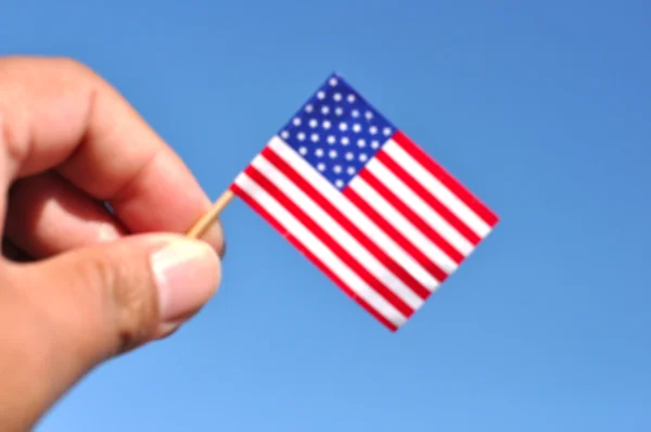 Bandeira americana desfocada para o fundo do dia da independência de 4 de julho — Fotografia de Stock