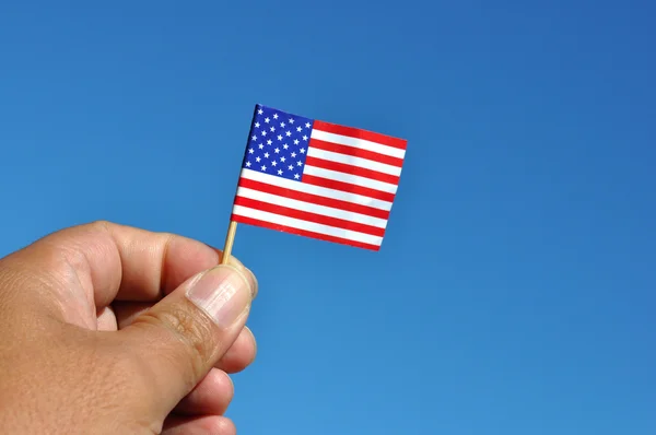Dört Temmuz Bağımsızlık günü arka plan için mavi gökyüzü Amerikan bayrağı