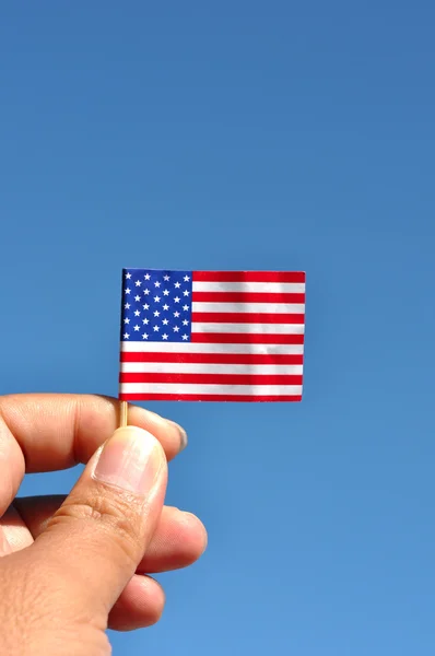 Американский флаг в голубом небе для четвертого июля День независимости фоне — стоковое фото