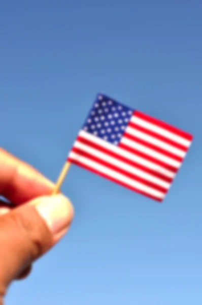 Дефокусований американський прапор на тлі дня незалежності 4 липня — стокове фото