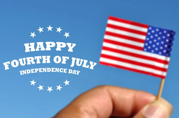 Feliz tarjeta de felicitación del 4 de julio con bandera americana en el fondo azul del cielo — Foto de Stock