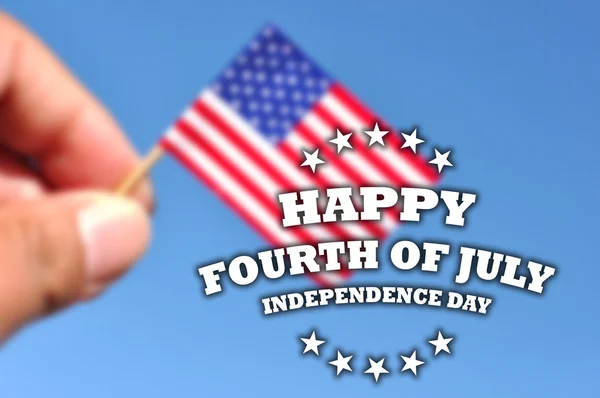 Glücklicher vierter juli grußkarte mit amerikanischer flagge im blauen himmel hintergrund — Stockfoto