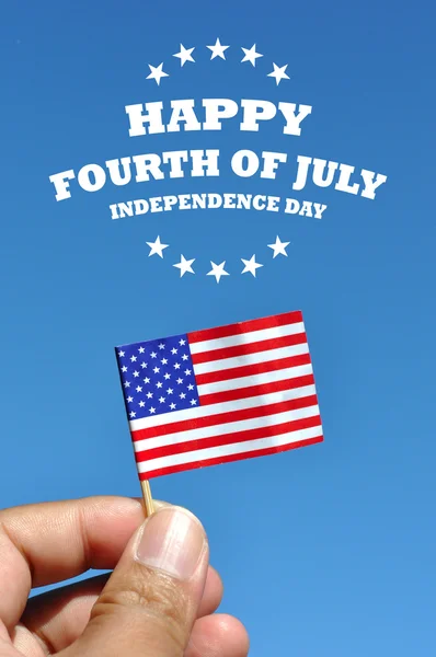 Feliz tarjeta de felicitación del 4 de julio con bandera americana en el fondo azul del cielo — Foto de Stock