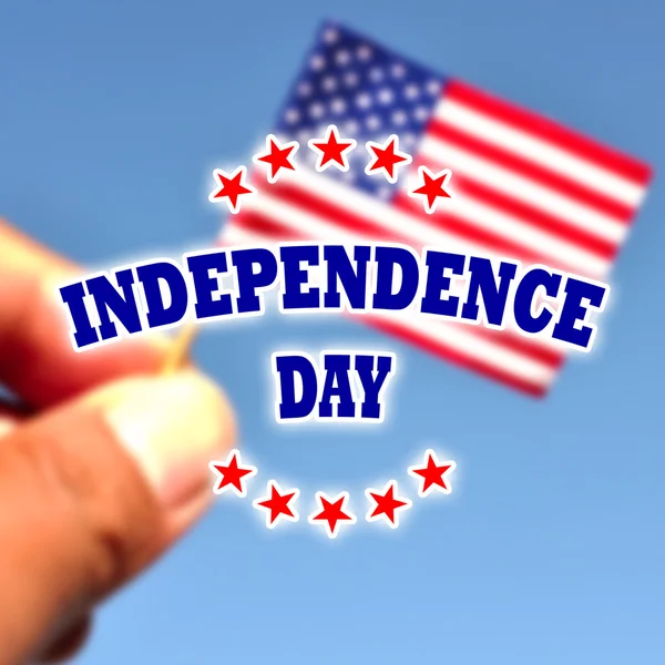 Banner del Día de la Independencia con bandera americana en el fondo azul del cielo — Foto de Stock