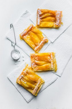 beyaz zemin üzerine elmalı tart