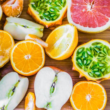 rustik arka plan üzerinde renkli narenciye