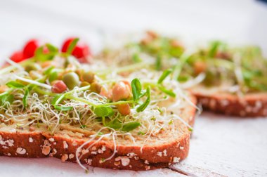 Bütün tahıl ekmeği, yonca, hummu ile sağlıklı vejetaryen sandviç