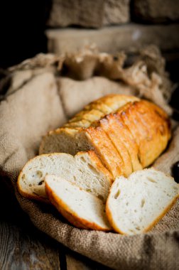 Ahşap arka plan üzerinde taze ekmek dilimlenmiş vintage