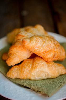 Tahta arka planda taze kruvasan.