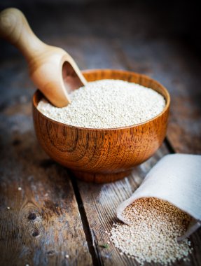 Rustik ahşap arka plan üzerinde beyaz Quinoa