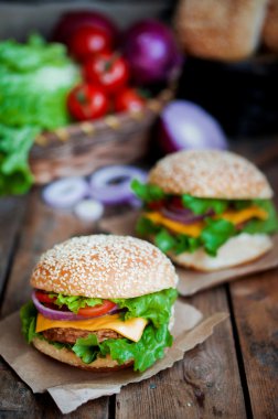 ahşap zemin üzerine ev yapımı hamburger closeup