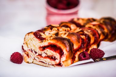 ahşap zemin badem ile Ahududu cake