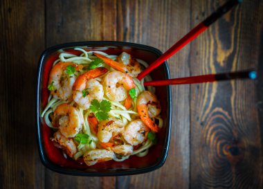 ahşap zemin üzerinde ızgara karides ile makarna