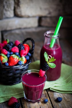 Berry smoothie rustik ahşap zemin üzerinde