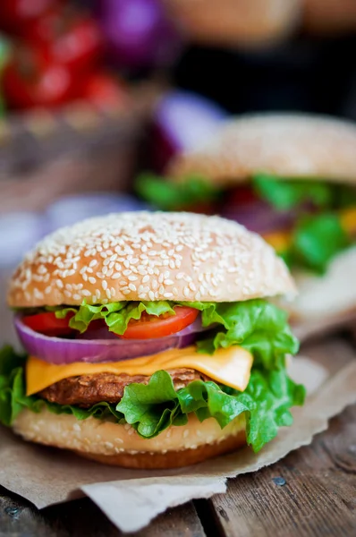 Primer plano de hamburguesas caseras sobre fondo de madera — Foto de Stock