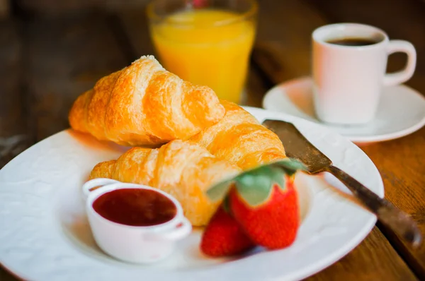おいしい朝食: コーヒー、クロワッサン、オレンジ ジュース、イチゴ — ストック写真