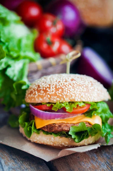 Primer plano de hamburguesas caseras sobre fondo de madera — Foto de Stock