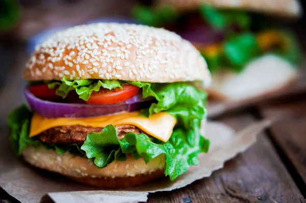 Closeup domácí hamburgery na dřevěné pozadí — Stock fotografie