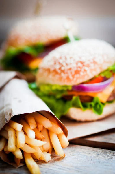 Primer plano de hamburguesas caseras sobre fondo de madera — Foto de Stock