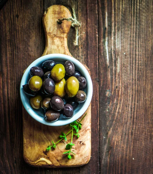 rustik ahşap zemin üzerine zeytin