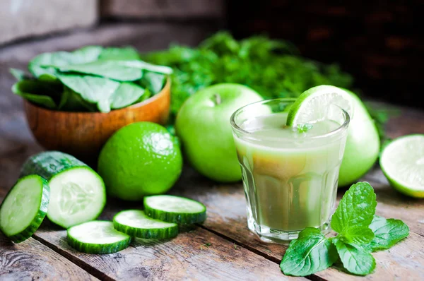 Batido verde con manzanas, perejil, espinacas, pepino, lima y min —  Fotos de Stock