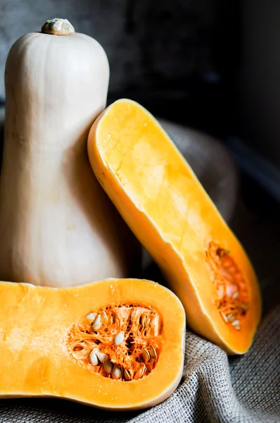 Calabaza de mantequilla sin cocer sobre fondo de madera — Foto de Stock