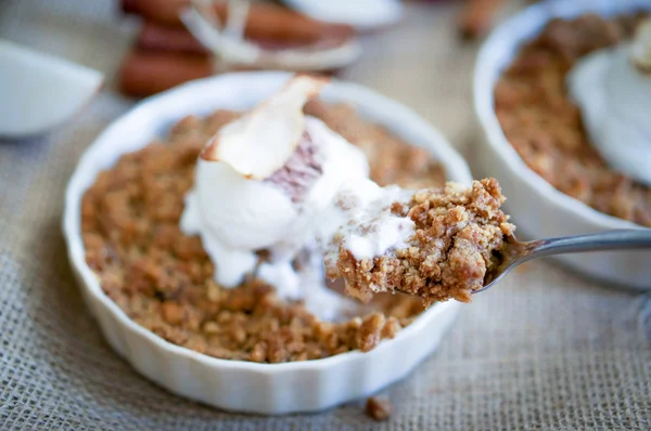 Apple crumble dessert with cinnamon and vanilla ice -cream on wo — Stock Photo, Image