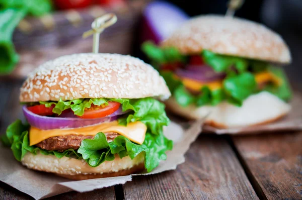 Close-up van huisgemaakte hamburgers op houten achtergrond — Stockfoto