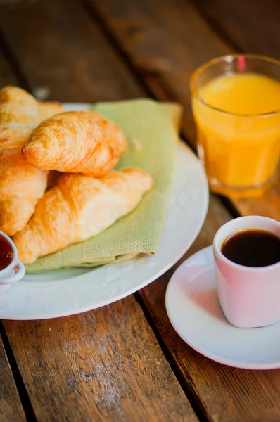 Sabroso desayuno: café con croissants, zumo de naranja y mermelada en w —  Fotos de Stock