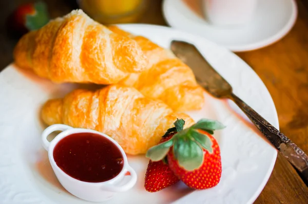 Petit déjeuner savoureux : café avec croissants, jus d'orange, fraises — Photo