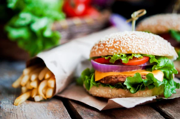 Close-up van huisgemaakte hamburgers op houten achtergrond — Stockfoto