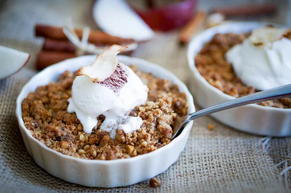 Apple crumble dessert with cinnamon and vanilla ice -cream on wo — Stock Photo, Image