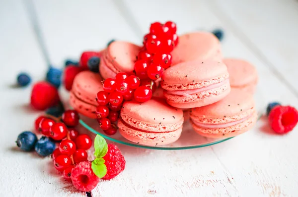 Macarons framboises aux baies sur table en bois — Photo