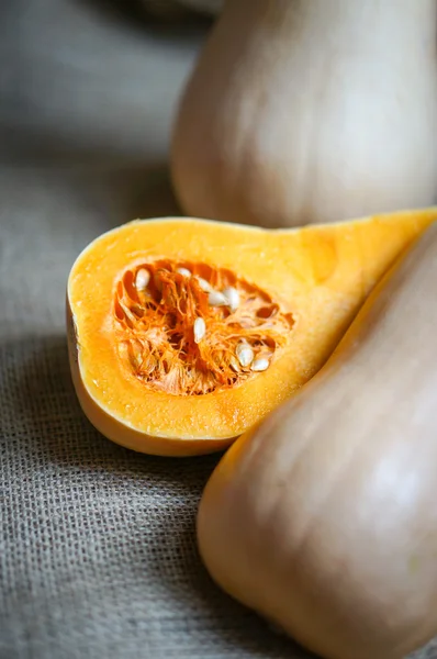 Calabaza de mantequilla sin cocer sobre fondo de madera — Foto de Stock