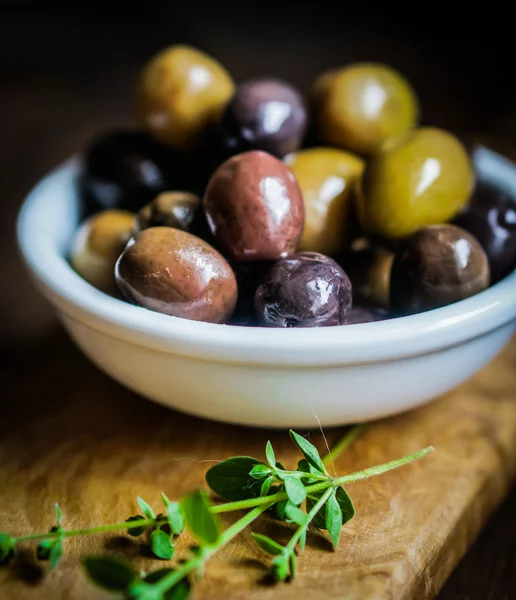 rustik ahşap zemin üzerine zeytin