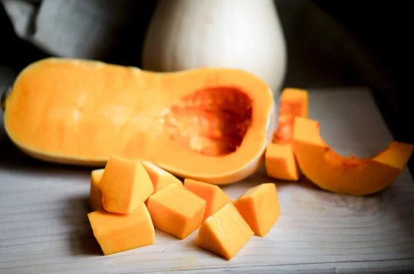 Calabaza de mantequilla sin cocer sobre fondo de madera — Foto de Stock