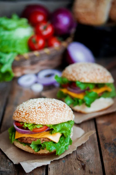 Primer plano de hamburguesas caseras sobre fondo de madera — Foto de Stock