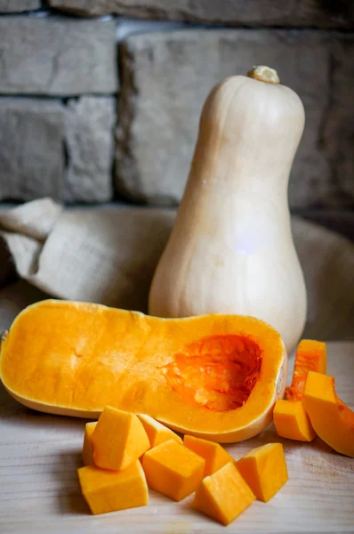 Calabaza de mantequilla sin cocer sobre fondo de madera — Foto de Stock