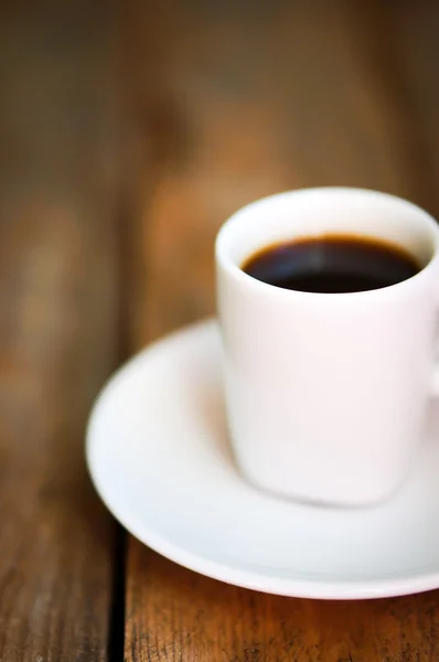 素朴な木の背景に新鮮なコーヒーのカップ — ストック写真