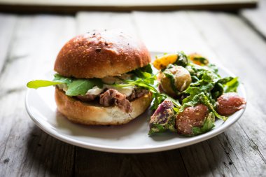Ahşap arka plan Burgers