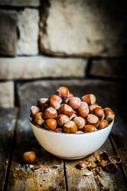 rustik ahşap zemin üzerine fındık