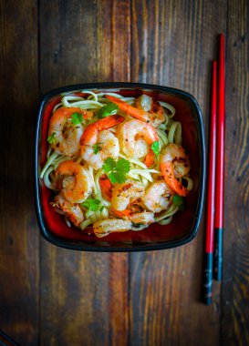 ahşap zemin üzerinde ızgara karides ile makarna