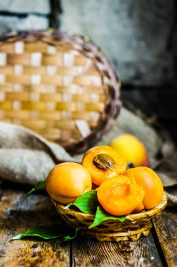 rustik ahşap zemin üzerine kayısı