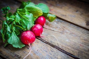 Turp rustik ahşap zemin üzerine