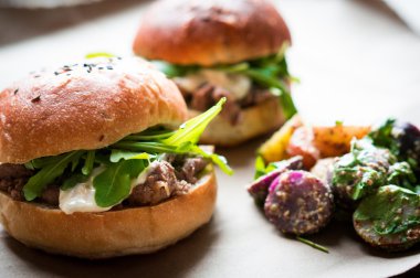 Ahşap arka plan Burgers