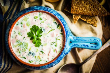 rustik zemin üzerine soğuk yaz çorbası